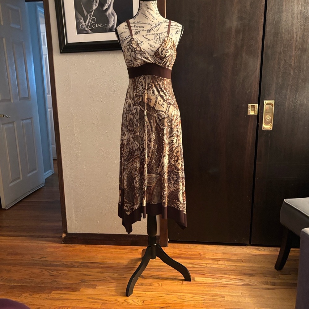Elegant Brown Patterned midi dress! This is a extremely flattering dress.